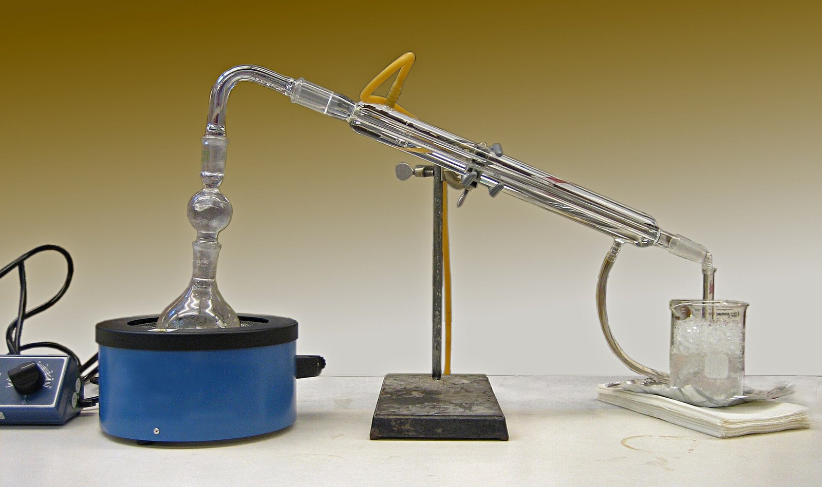 Chemical Sciences laboratory mein distillation apparatus