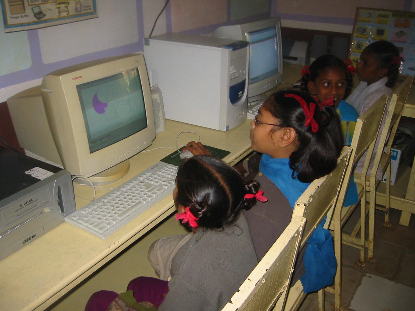 Sarkari college me scholarship kitna milta hai — computer par padhti hui chhatrayen