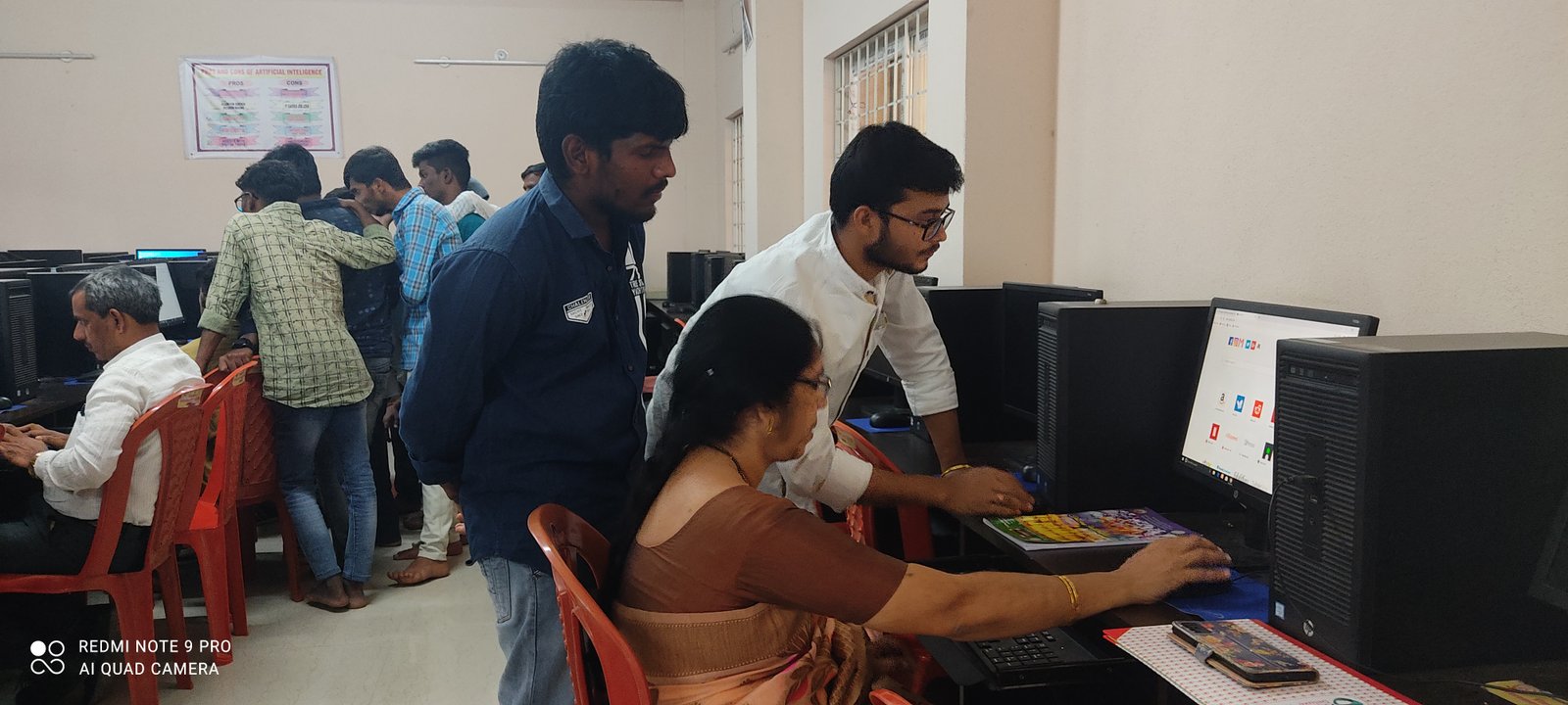 College ki computer lab mein online aavedan karte chhaatr