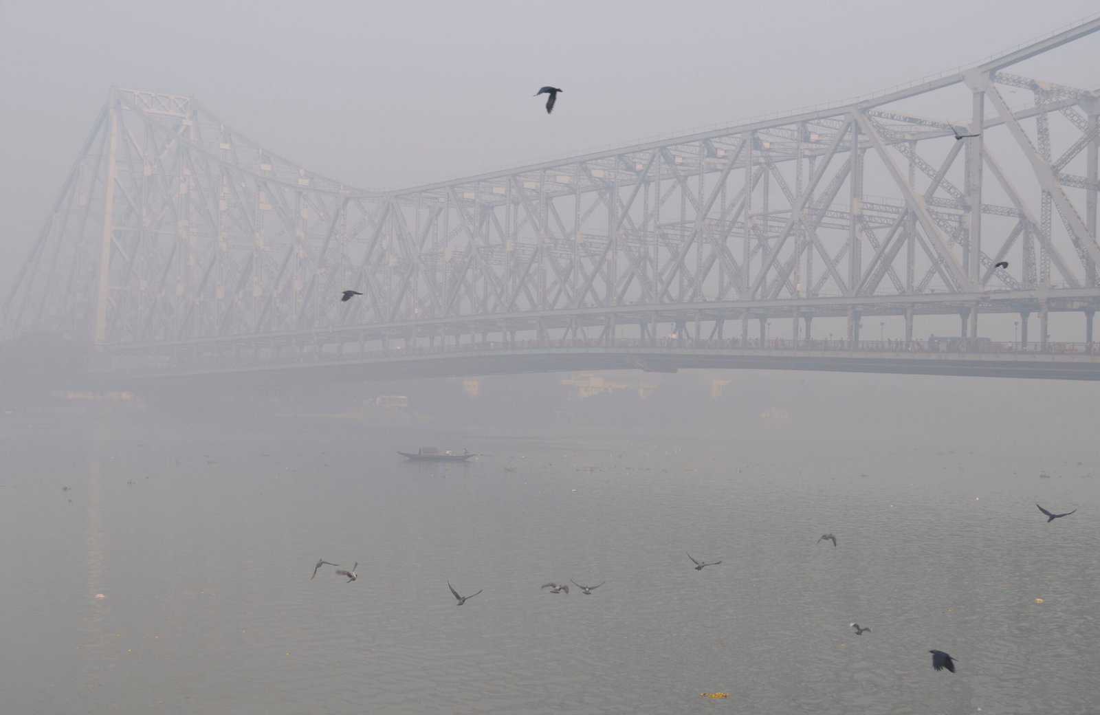Kohre me Howrah Bridge ka drishya