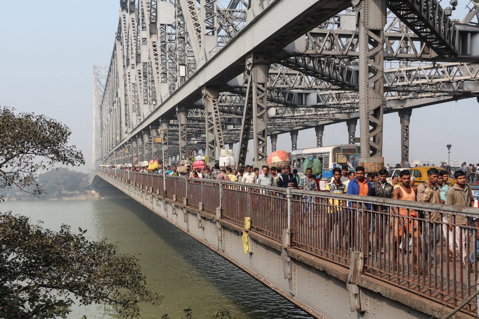 Kolkata me Howrah Bridge — civil engineering ka prasiddh udaharan