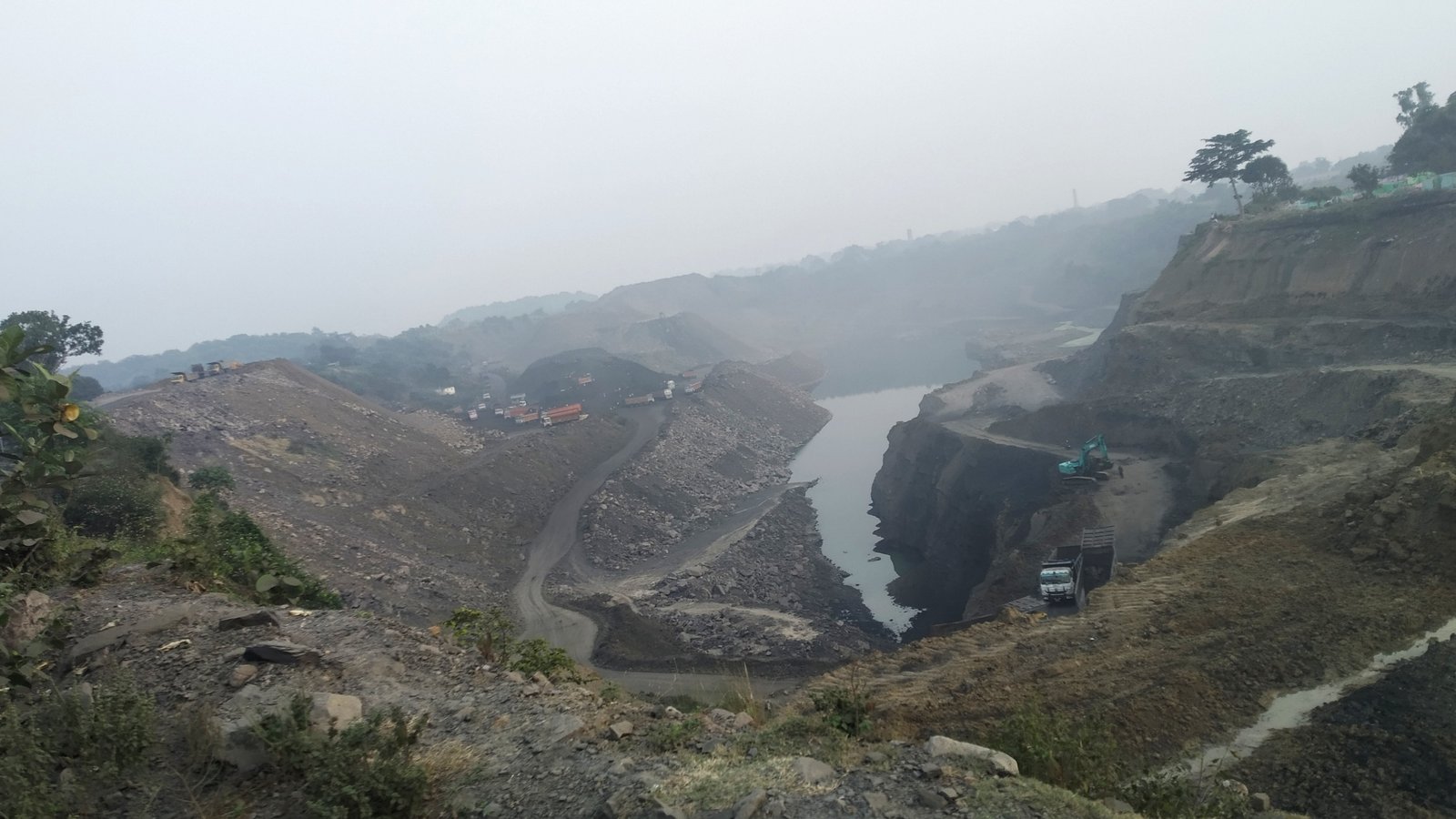 Khuli koyla khadan ka drishya