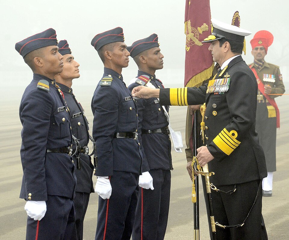 NDA Khadakwasla mein passing out parade mein puraskar vijetaon ko padak dete hue Nausena Pramukh Admiral R.K. Dhowan