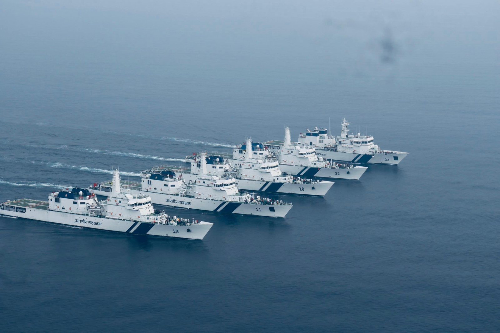 Indian Coast Guard ke jahaz samudra mein exercise ke dauran — Coast Guard CGEPT Bharti 2026