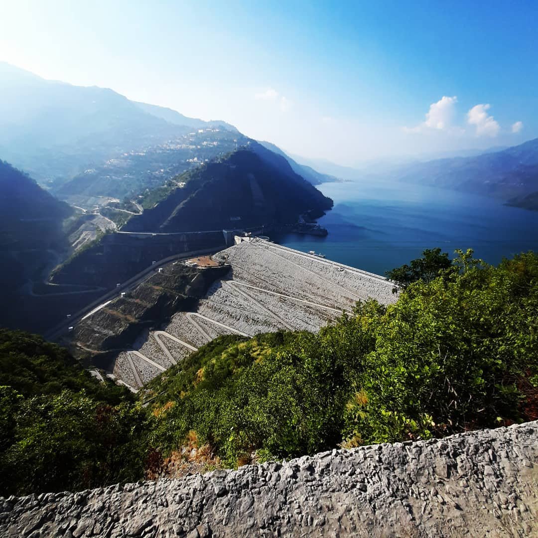Paani se bhare jalashay ke saath Tehri Dam baandh ka drishya