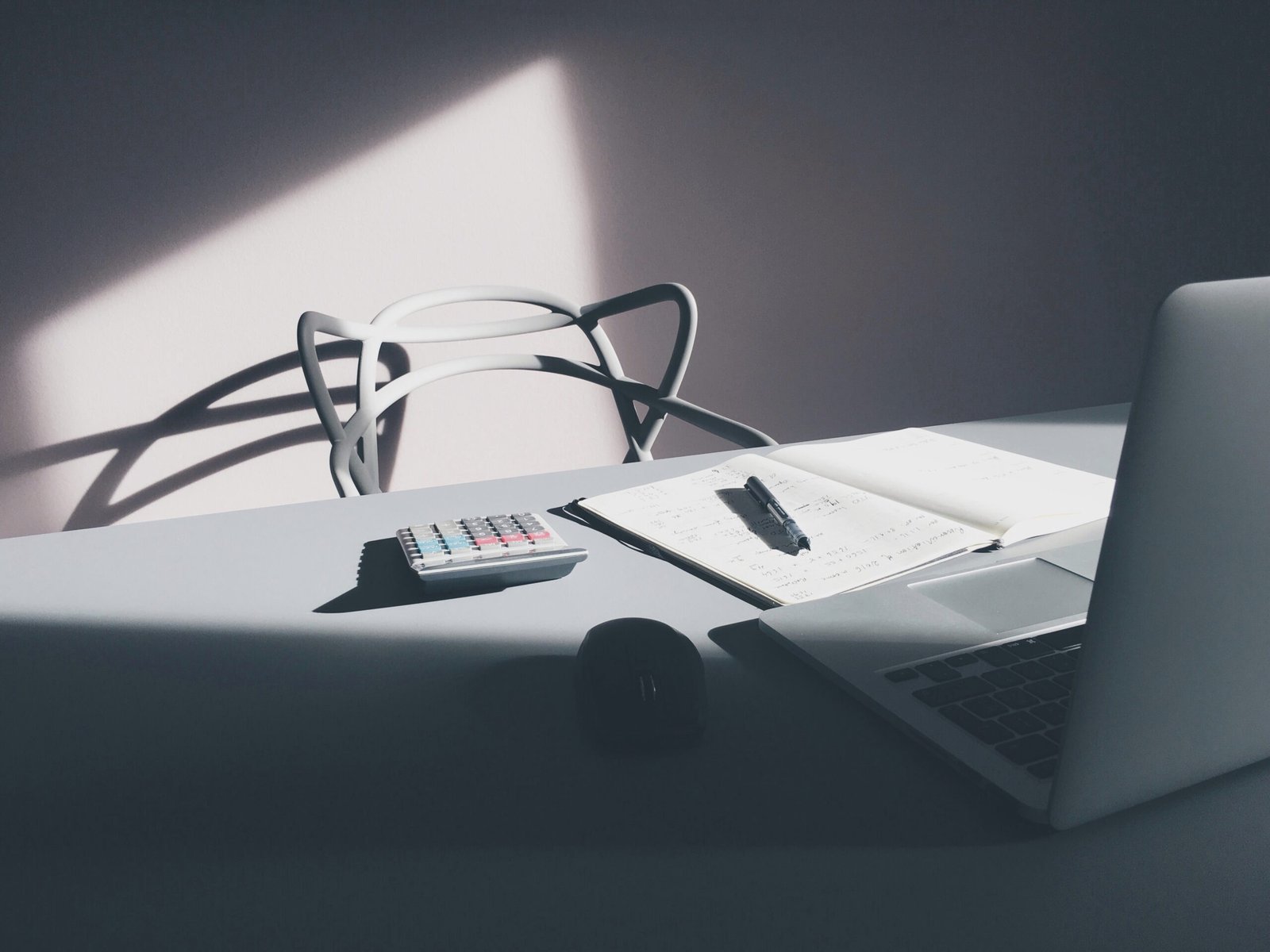 Laptop aur calculator ke saath finance desk, internship kaam ka prateek