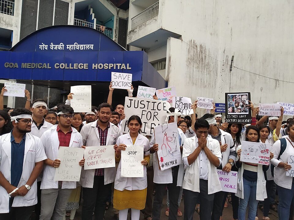 Surakshit karya paristhitiyon ke liye doctoron ka virodh