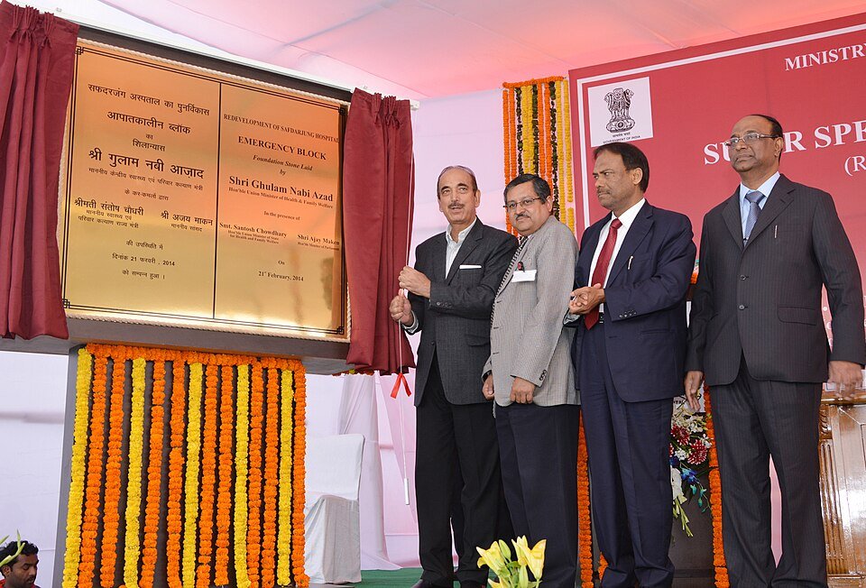 Safdarjung Hospital mein punarnirman pariyojana ka shilanyas