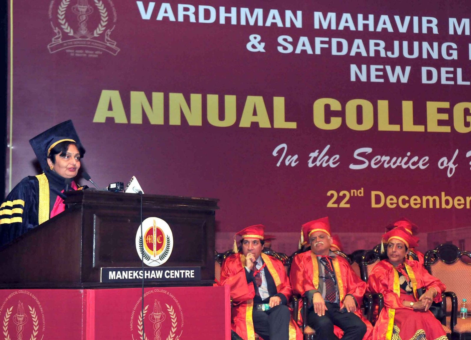 Nayi Dilli ke Safdarjung Hospital mein college day karyakram