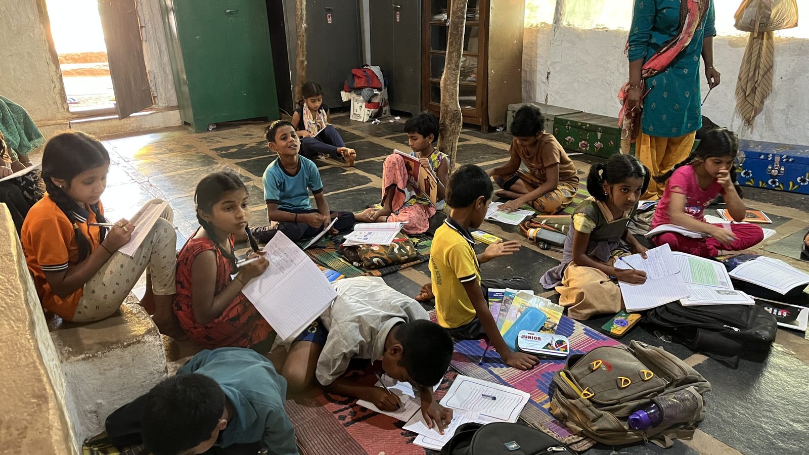 Classroom mein padhte hue Indian school students