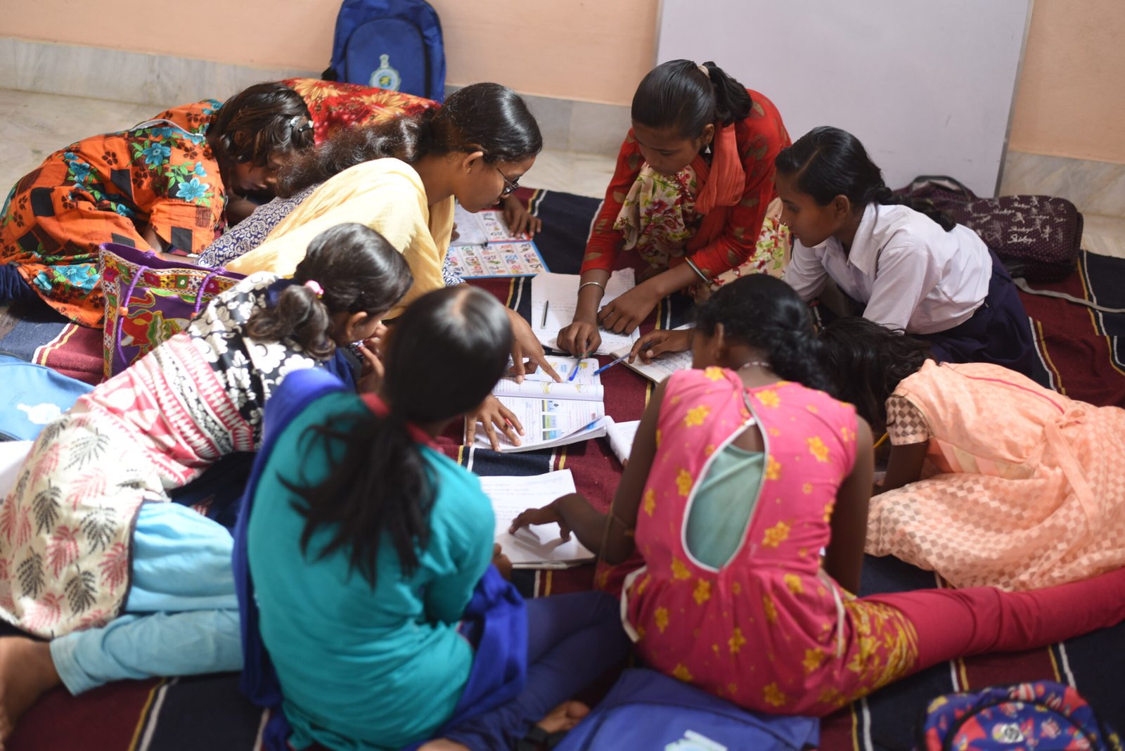Vahani Scholarship apply online — coaching mein padhti ladkiyan