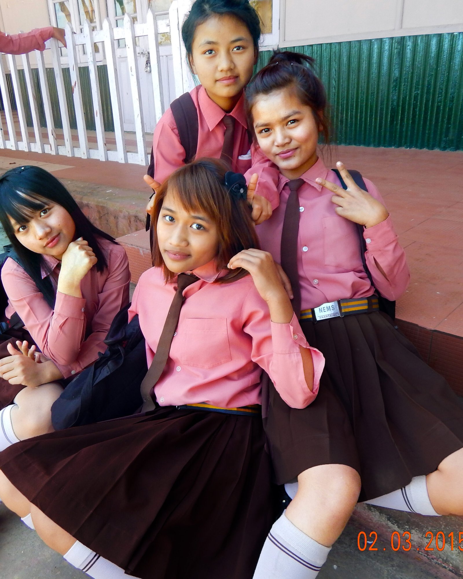 School uniform mein school jati ladkiyan