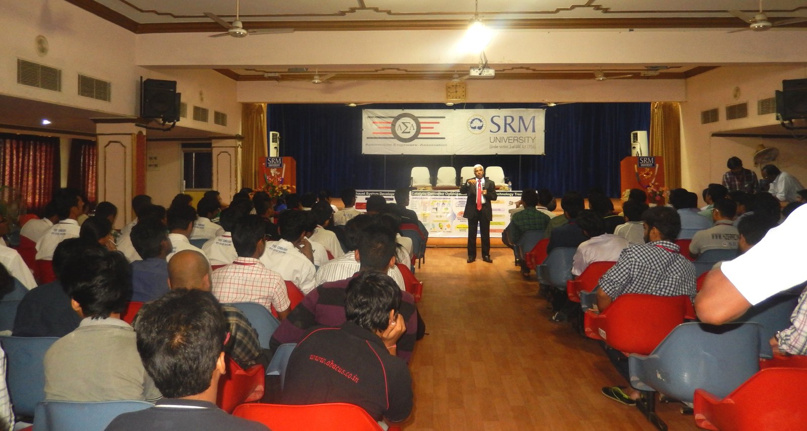 University mein lecture sunte hue students