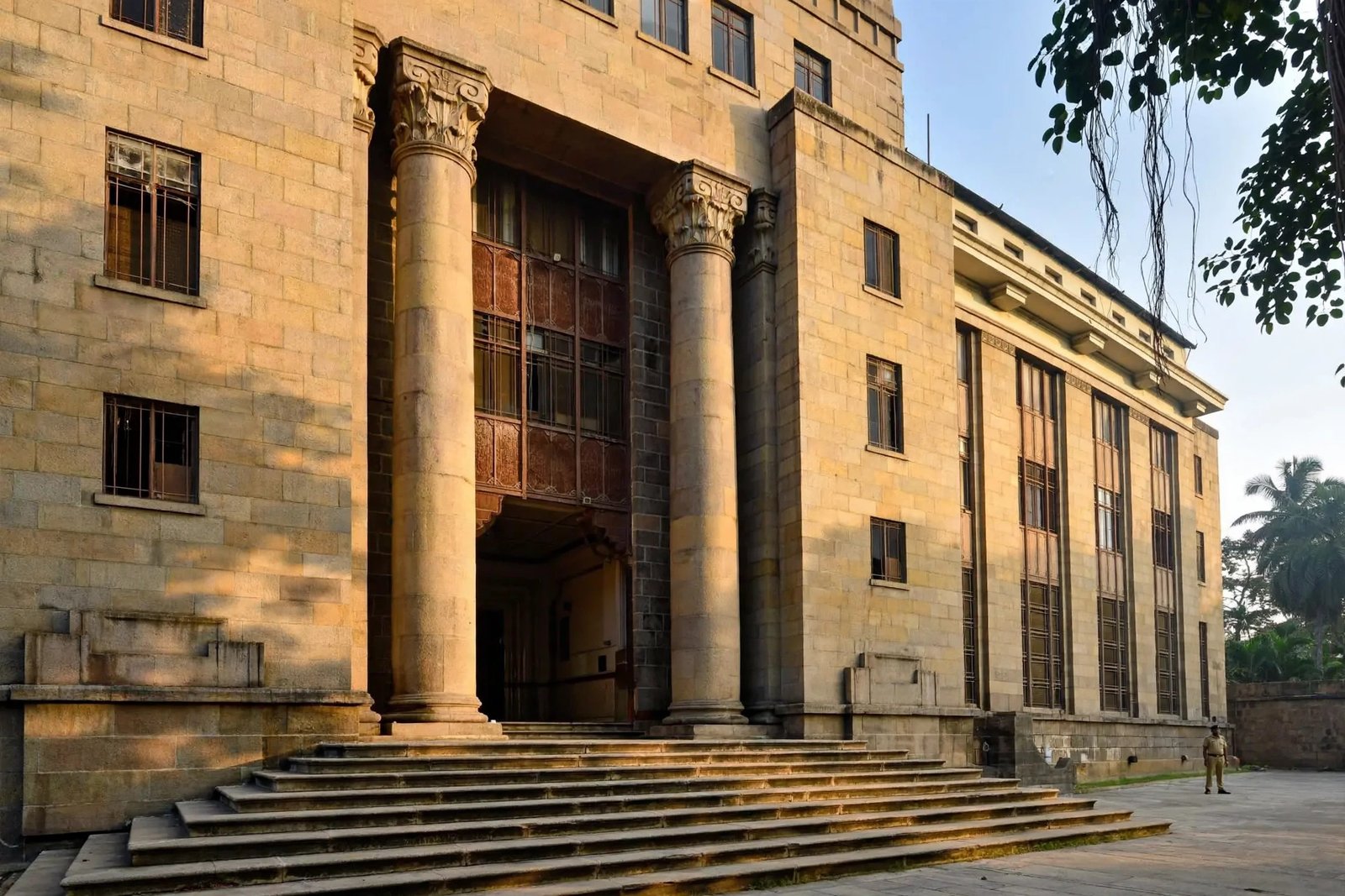 RBI Grade B Final Result 2026 — RBI Mumbai building ke mukhya dwar ki pratinidhi tasveer