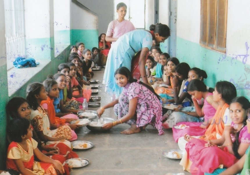 APPSC Hostel Welfare Officer Bharti 2026 — school hostel mein bachchon ka lunch (pratinidhi tasveer)
