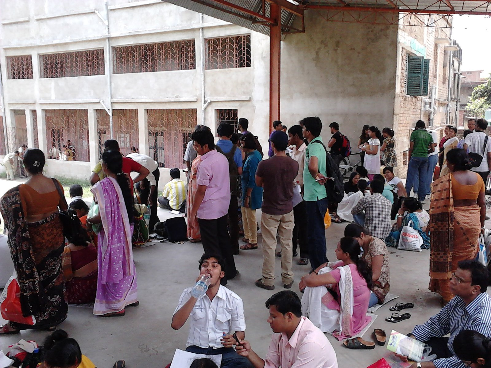 Pariksha kendra mein students