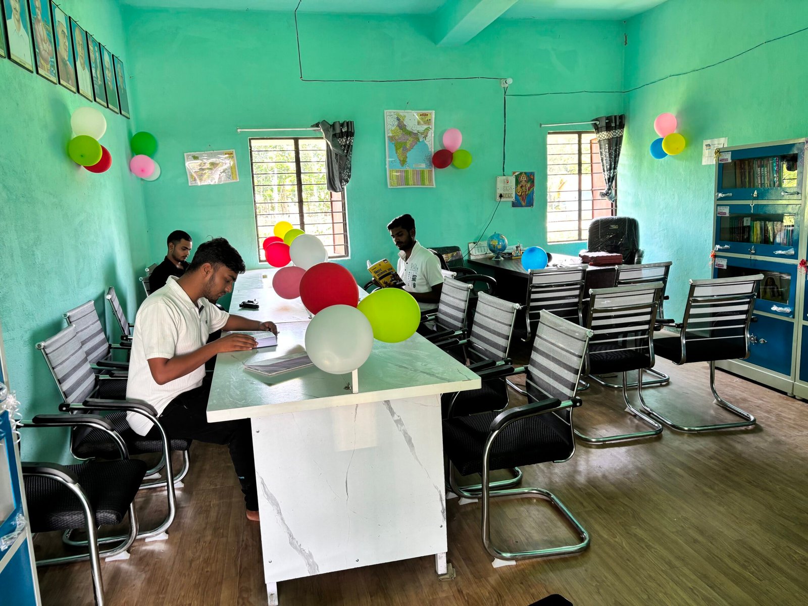 Bihar ke ek public library mein padhte chhatra — BSEB School Librarian Eligibility Test 2026