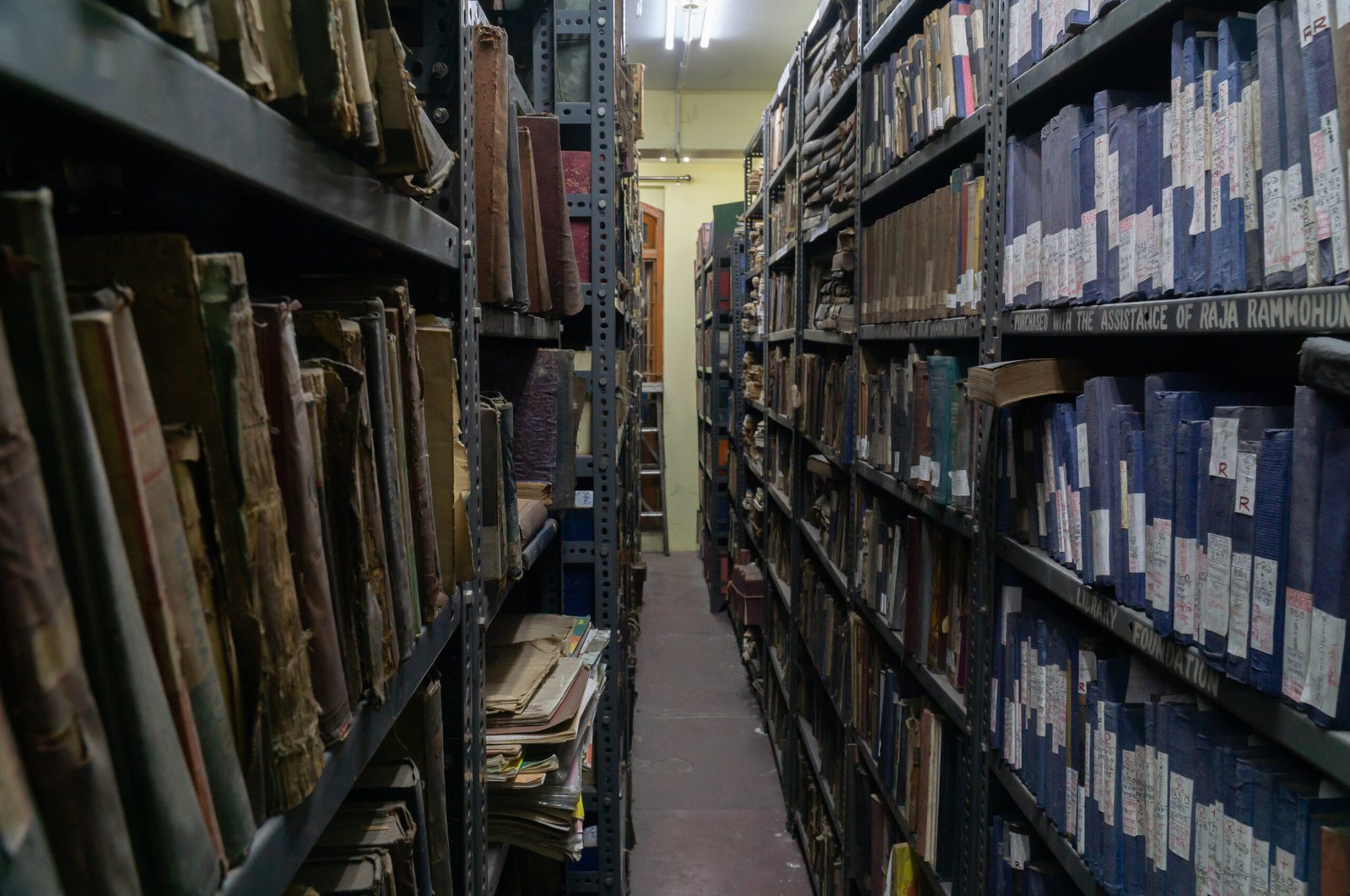 Library mein durlabh pustakon ka sangrah
